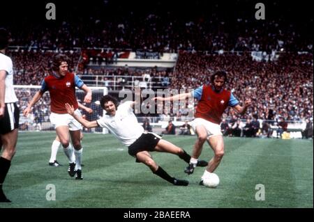 Tommy Taylor e Billy legano entrambi West Ham United, Surround John Lacy di Fulham Foto Stock