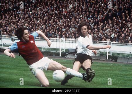 L-R: John McDowell, West Ham affronta Les Barrett, Fulham Foto Stock