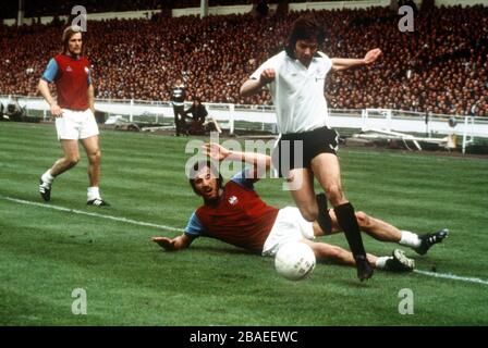 Les Barret, Fulham, batte Billy Bond's Tackle, West Ham Foto Stock