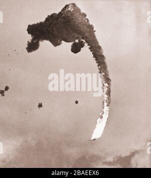 Un aeromobile Kawanishi N1K-J Shiden è in fiamme, colpito da un incendio antiaereo della USS Hornet. Okinawa, Giappone. 18 marzo 1945. Foto Stock