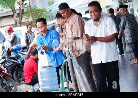 Palembang, Indonesia. 27 marzo 2020. Il culto dei musulmani alla moschea di Palembang, Indonesia, Venerdì, 27 marzo 2020. Quando teme di una pandemia di coronavirus. Sulla base dei dati del governo indonesiano, ci sono stati 1,046 casi di coronavirus e 87 decessi in Indonesia. (Foto di Sigit Prasetya/INA Photo Agency/Sipa USA) Credit: Sipa USA/Alamy Live News Foto Stock