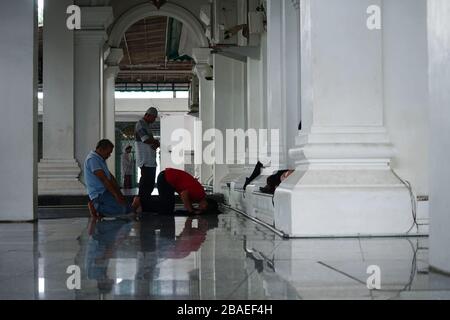 Palembang, Indonesia. 27 marzo 2020. Il culto dei musulmani alla moschea di Palembang, Indonesia, Venerdì, 27 marzo 2020. Quando teme di una pandemia di coronavirus. Sulla base dei dati del governo indonesiano, ci sono stati 1,046 casi di coronavirus e 87 decessi in Indonesia. (Foto di Sigit Prasetya/INA Photo Agency/Sipa USA) Credit: Sipa USA/Alamy Live News Foto Stock