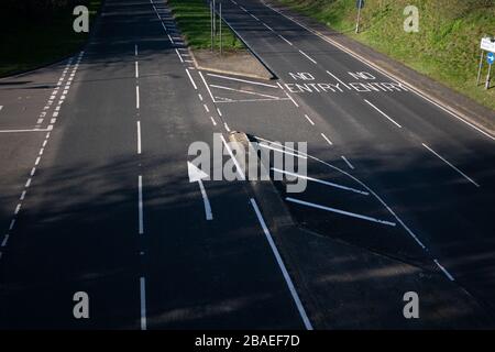 Una strada che normalmente è occupata è vista vuota in Rickmansworth, Hertfordshire, Regno Unito, 16 marzo 2020 Fotografia di © Suzanne Plunkett / eyevine contatto e. Foto Stock