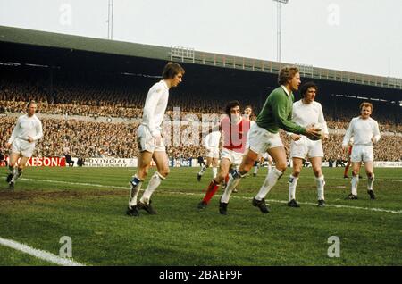 Frank McLintock dell'Arsenal (al centro) sfida il portiere Leeds United Gary Sprake (terza destra) mentre si prepara alla cancellazione, guardato da Allan Clarke (a sinistra), Norman Hunter (seconda destra) e Billy Bremner (a destra) di Leeds United Foto Stock