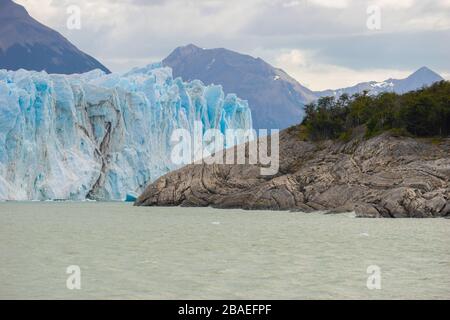 Barca sul ghiacciaio Perito Moreno a El Calafate, Patagonia, Argentina Foto Stock