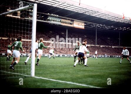 Il portiere della Germania occidentale Sepp Maier (secondo r) salva da Francis Lee (terzo r) dell'Inghilterra mentre il compagno di squadra Gunter Netzer (c) aiuta Foto Stock