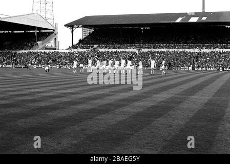 I campioni della lega di calcio difensiva, Leeds United, si accollano alla folla prima della partita Foto Stock
