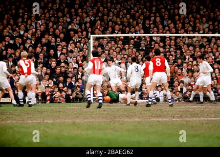 Il portiere Unito di Leeds Gary Sprake (c) salva, guardato da (l-r) Peter Lorimer (LU), Ian Ure (A), Paul Madeley (LU), George Armstrong (A), Paul Reaney (LU), Mick Bates (LU), Frank McLintock (A), Jon Sammels (A) e Norman Hunter (LU) Foto Stock