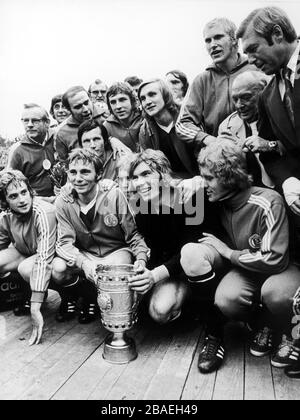 Schalke 04 festeggia con la Coppa tedesca dopo la vittoria del 5-0, con Rolf Russman (top, second r), Klaus Fischer (back row, terzo l), portiere Norbert Nigbur (prima fila, secondo r) e Reinhard Libuda (prima fila, secondo l) Foto Stock