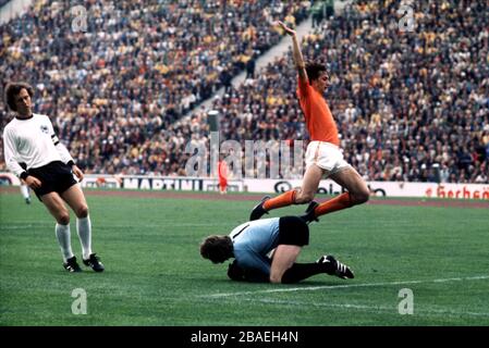 Il portiere della Germania occidentale Sepp Maier (c) raccoglie il pallone sotto pressione da Johan Cruyff (r), guardato dal compagno di squadra Franz Beckenbauer (l) Foto Stock