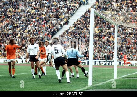 Il portiere della Germania occidentale Sepp Maier (r) quasi fa cadere la palla nella sua rete, guardato dai compagni di squadra Paul Breitner (r, nascosto) e Franz Beckenbauer (terzo r), mentre Rob Rensenblink (c) dell'Olanda attende di rimbalzare Foto Stock