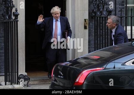 (200327) -- LONDRA, 27 marzo 2020 (Xinhua) -- Foto scattata il 25 marzo 2020 mostra il primo Ministro britannico Boris Johnson lasciando 10 Downing Street per le domande del primo Ministro a Londra, Gran Bretagna. Venerdì il primo Ministro britannico ha detto che il primo Ministro Boris Johnson aveva provato un atteggiamento positivo per il coronavirus. (Xinhua/Han Yan) Foto Stock