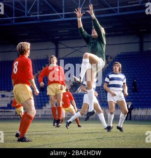 Il portiere del Queens Park Rangers Phil Parkes (secondo r) salta per prendere una croce, guardato dal compagno di squadra Tony Hazell (r) e Gil Reece della città di Cardiff (secondo l) Foto Stock