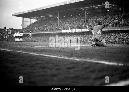 Il portiere di Liverpool, Ray Clemence, guarda con dissenso mentre i giocatori della Derby County celebrano l'obiettivo vincente di John McGovern Foto Stock