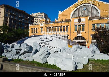 Kiev, Ucraina - Maggio, 2018: Bandiera del logo UEFA Champions League vicino al mercato di Besarabsky edificio sulla via Khreshcatyk vicino alla zona dei tifosi a Kiev Foto Stock