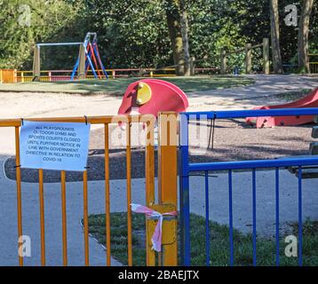 Avviso di chiusura sul parco giochi cancello legato chiuso come le distanze sociali ha effetto durante Coronavirus Covid19 pandemic, Pinner Memorial Park, NW Londra, Regno Unito Foto Stock