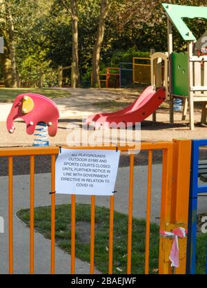 Avviso di chiusura sul parco giochi cancello legato chiuso come le distanze sociali ha effetto durante Coronavirus Covid19 pandemic, Pinner Memorial Park, NW Londra, Regno Unito Foto Stock