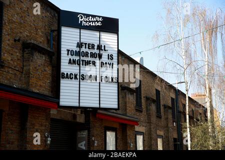 Il Clapham Picturehouse di Londra che rimane chiuso mentre il Regno Unito continua in blocco per contribuire a frenare la diffusione del coronavirus. Foto Stock