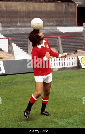 George Best del Manchester United mostra le sue abilità di giocoleria Foto Stock