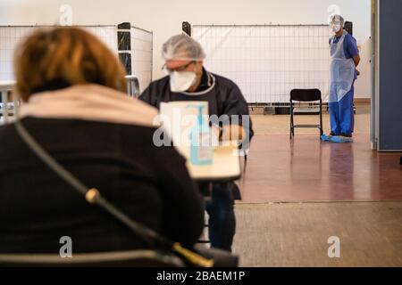 (200327) -- SEINE-ET-MARNE, 27 marzo 2020 (Xinhua) -- operatori medici lavorano in un centro medico temporaneo che riceve pazienti con sintomi del COVID-19 a Lagny-sur-Marne, Seine-et-Marne, a est di Parigi, Francia, 26 marzo 2020. Un reparto municipale nella città di Lagny-sur-Marne è stato convertito in un centro medico ambulatoriale per ricevere pazienti con sintomi di COVID-19. Infermieri e medici volontari stabiliscono una diagnosi per indirizzare le persone verso una prescrizione medica o un trasferimento in ospedale. Altre 365 persone sono morte di COVID-19 in Francia in 24 ore, portando i decessi totali a Foto Stock