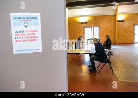 (200327) -- SEINE-ET-MARNE, 27 marzo 2020 (Xinhua) -- i pazienti sospetti sono trattati in un centro medico temporaneo che riceve pazienti con sintomi del COVID-19 a Lagny-sur-Marne, Seine-et-Marne, a est di Parigi, Francia, 26 marzo 2020. Un reparto municipale nella città di Lagny-sur-Marne è stato convertito in un centro medico ambulatoriale per ricevere pazienti con sintomi di COVID-19. Infermieri e medici volontari stabiliscono una diagnosi per indirizzare le persone verso una prescrizione medica o un trasferimento in ospedale. Altre 365 persone sono morte di COVID-19 in Francia in 24 ore, aumentando il totale dei dati Foto Stock