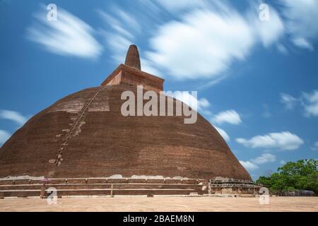 Vista a basso angolo di Jetavana Stupa a Anuradhapura, Sri Lanka Foto Stock