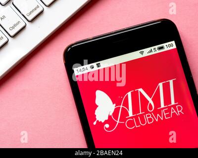 In questa illustrazione foto, il logo AMI Club Wear viene visualizzato sullo smartphone Foto Stock