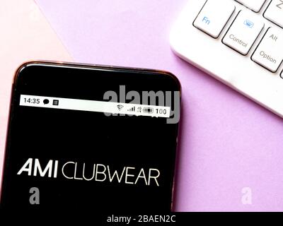 In questa illustrazione foto, il logo AMI Club Wear viene visualizzato sullo smartphone Foto Stock