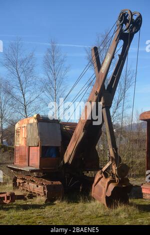 Vecchia gru e camion nel distretto del lago Foto Stock