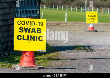 Ballynacarriga, West Cork, Irlanda. 27 Marzo 2020. Cartelli presso il COVID-19 Swab/Testing Center di Randal Og GAA Club. La stazione di test era originariamente presso il Dunmanway Community Hospital, ma è stata spostata ieri nell'interesse della salute dei pazienti anziani. Il centro è l'unico di questo tipo a West Cork. Credit: Notizie dal vivo di AG/Alamy Foto Stock