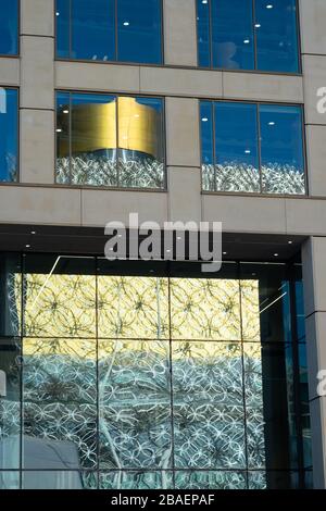Riflessione della Biblioteca di Birmingham su edificio ufficio, Birmingham, West Midlands, Inghilterra; Foto Stock