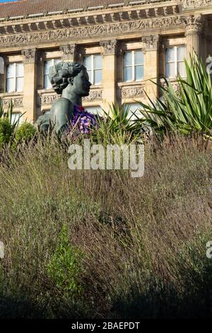 Dettaglio del fiume opere d'arte di Dhruva Misrty, noto come il Floozie nella Jacuzzi situato di fronte al Consiglio House, Victoria Square, Birmingh Foto Stock