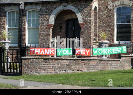 Easingwold, North Yorkshire, Regno Unito. 27th Mar, 2020 Coronavirus: Sostegno pubblico 'grazie lavoratori chiave' segno fuori di una casa. Credit: Matt Pennington / Alamy Live News Foto Stock