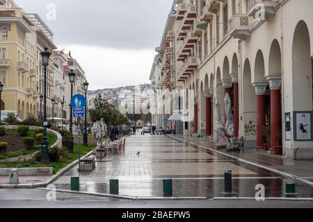 Salonicco, Grecia - 23 marzo 2020: Una visione delle strade vuote a Salonicco dopo che la Grecia ha imposto un blocco per rallentare la diffusione dei coronavi Foto Stock