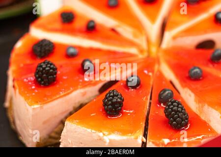 Cheesecake al limone e miele, torta di ricotta, torta greca di Melopita. Foto Stock