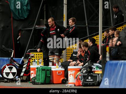 Alistair Hargreaves di Saracens si siede sulla panchina dopo aver lasciato il campo su una barella Foto Stock