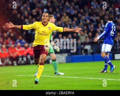 Theo Walcott dell'Arsenal celebra il primo goal Foto Stock