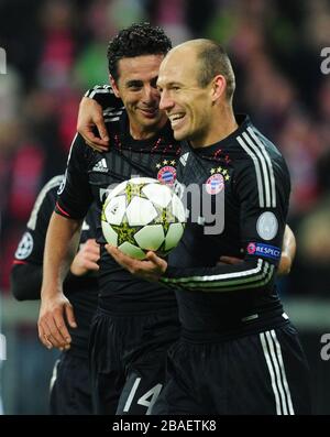 Claudio Pizarro del Bayern Monaco celebra il suo secondo obiettivo con il compagno di squadra Arjen Robben Foto Stock