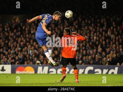 Gary Cahill di Chelsea si dirige verso l'obiettivo Foto Stock