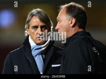 Il manager di Manchester City Roberto Mancini (a sinistra) e il primo team coach David Platt sulla linea di contatto Foto Stock