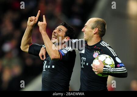 Claudio Pizarro del Bayern Monaco celebra il suo secondo obiettivo con il compagno di squadra Arjen Robben (a destra) Foto Stock