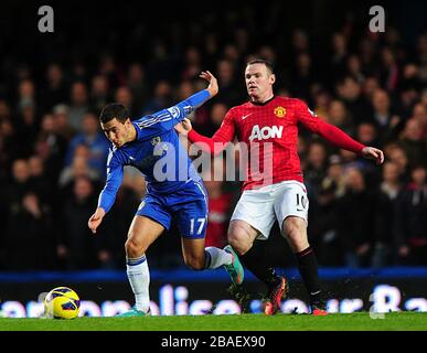 Eden Hazard di Chelsea (a sinistra) e Wayne Rooney di Manchester United (a destra) combattono per la palla Foto Stock