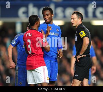 L'arbitro della partita Mark Clattenburg (a destra) parla con la Mikel del Chelsea (al centro) e Patrice Evra del Manchester United (a sinistra) Foto Stock