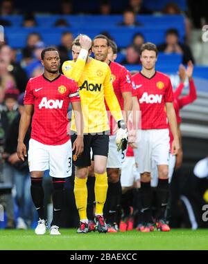 Patrice Evra del Manchester United (a sinistra) guida la sua squadra in campo prima del calcio d'inizio Foto Stock