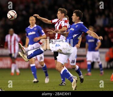 Chris Porter di Sheffield United (a sinistra) e Lubomir Michalik di Portsmouth combattono per la posessione del pallone Foto Stock