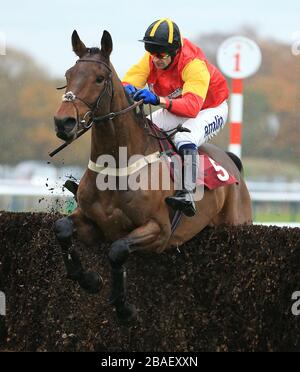 Noble Legend indetto da Andrew Thornton salta l'ultimo a vincere la Oakmere Homes handicap Steeple Chase Foto Stock