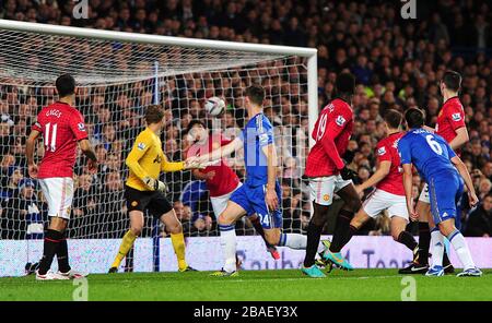 Gary Cahill di Chelsea (al centro) segna il secondo goal della sua squadra Foto Stock