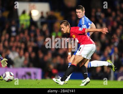 Javier Hernandez del Manchester United (a sinistra) segna il secondo goal della sua squadra Foto Stock