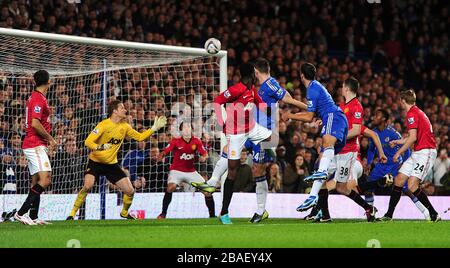 Gary Cahill di Chelsea (al centro) segna il secondo goal della sua squadra Foto Stock