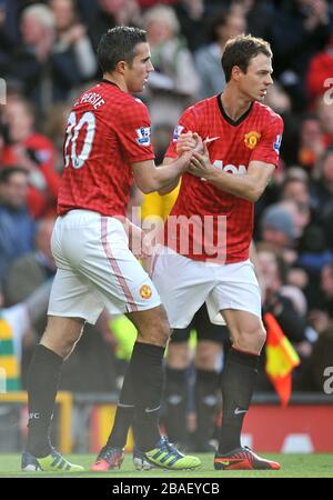 Robin van Persie (a sinistra) del Manchester United festeggia il suo primo goal del gioco con il compagno di squadra Jonny Evans Foto Stock